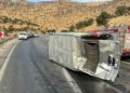 Mardin’de minibüs devrildi: 8 yaralı