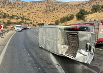 Mardin’de minibüs devrildi: 8 yaralı