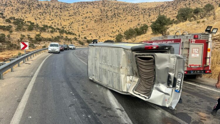 Mardin’de minibüs devrildi: 8 yaralı