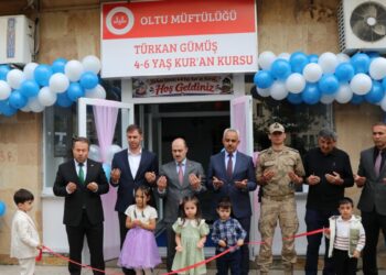 Akademik başarı ödülüyle annesi adına Kur'an kursu yaptırdı