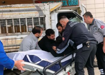Geri dönüşüm malzemesi yüklediği kamyonetten düşüp yaralandı