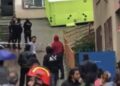 Kağıthane’de eşi 2 aydır eve gelmeyince çatıya çıktı; polis ikna etti