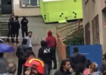 Kağıthane’de eşi 2 aydır eve gelmeyince çatıya çıktı; polis ikna etti