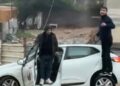 Sultanbeyli'de otomobil yağmur sonrası bir bölümü çöken yolda mahsur kaldı