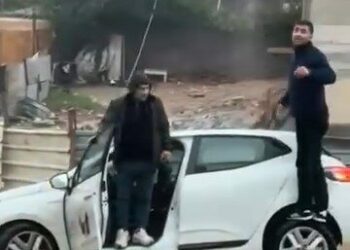 Sultanbeyli'de otomobil yağmur sonrası bir bölümü çöken yolda mahsur kaldı
