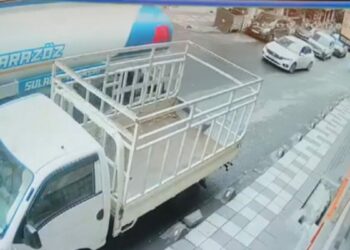 Bağcılar’da yokuştan kayan su tankeri otomobile ve elektrik direğine çarparak durabildi