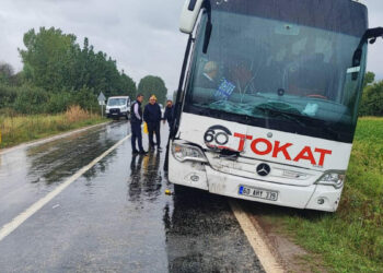 Yolcu otobüsü, kamyonete çarptı: 2 yaralı