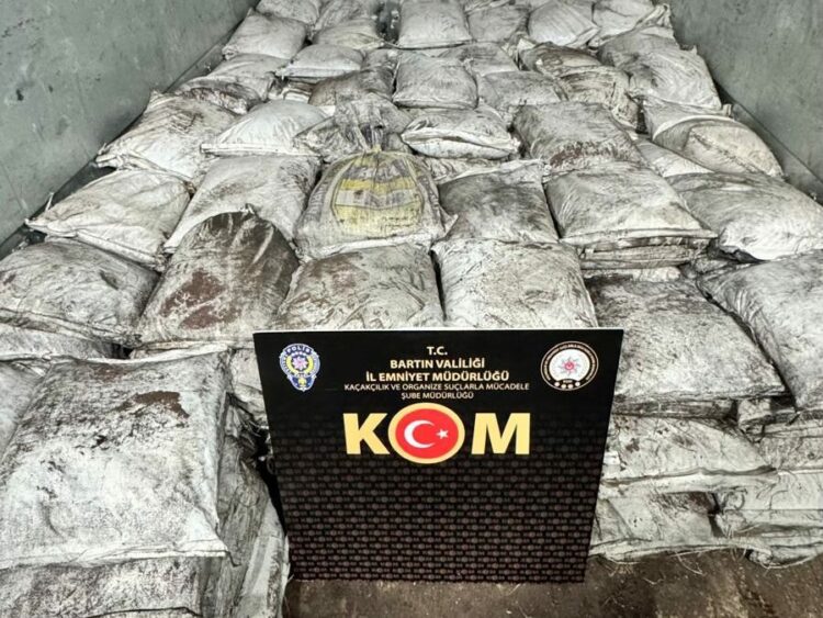 Bartın'da evin deposunda 8 ton titanyum ele geçirildi