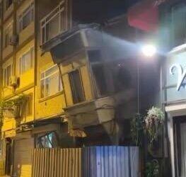 Bakırköy'de 2 katlı metruk binanın çökmesi kamerada