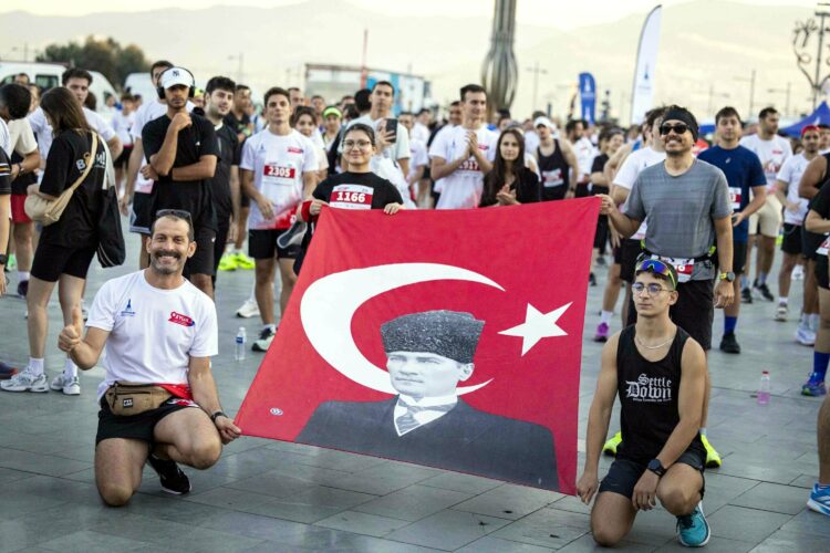 İzmir'de 9 Eylül coşkusu yarı maratonla taçlandı