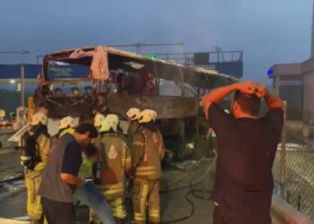 Gişelere çarpan yolcu otobüsü alev topuna döndü: 2 ölü, 8 yaralı