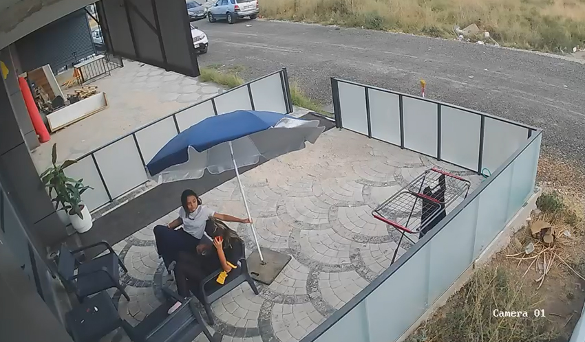 Şiddetli rüzgarda havalanan şemsiyeyle savruldular