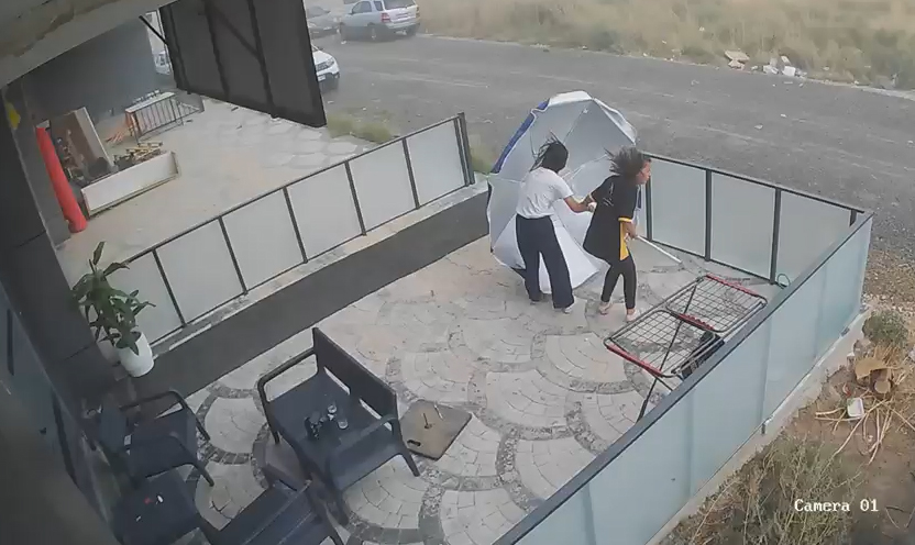 Şiddetli rüzgarda havalanan şemsiyeyle savruldular