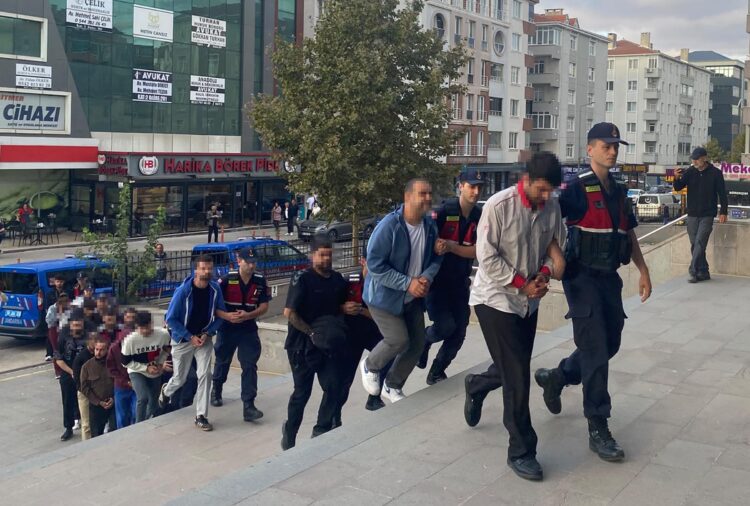 Hesaplarında 2,3 milyar liralık hareketlilik olan yasa dışı bahis şüphelilerine operasyon: 14 gözaltı