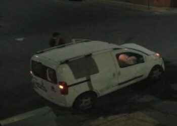 Hafif ticari araç ile otomobilin çarpışması kamerada; 2 yaralı