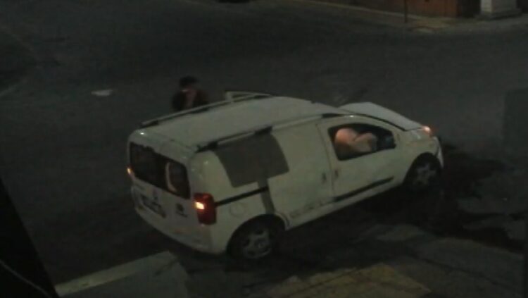 Hafif ticari araç ile otomobilin çarpışması kamerada; 2 yaralı