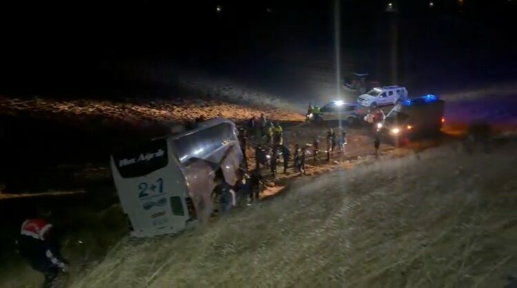 Amasya’da yolcu otobüsü şarampole uçtu: 2'si ağır 24 yaralı