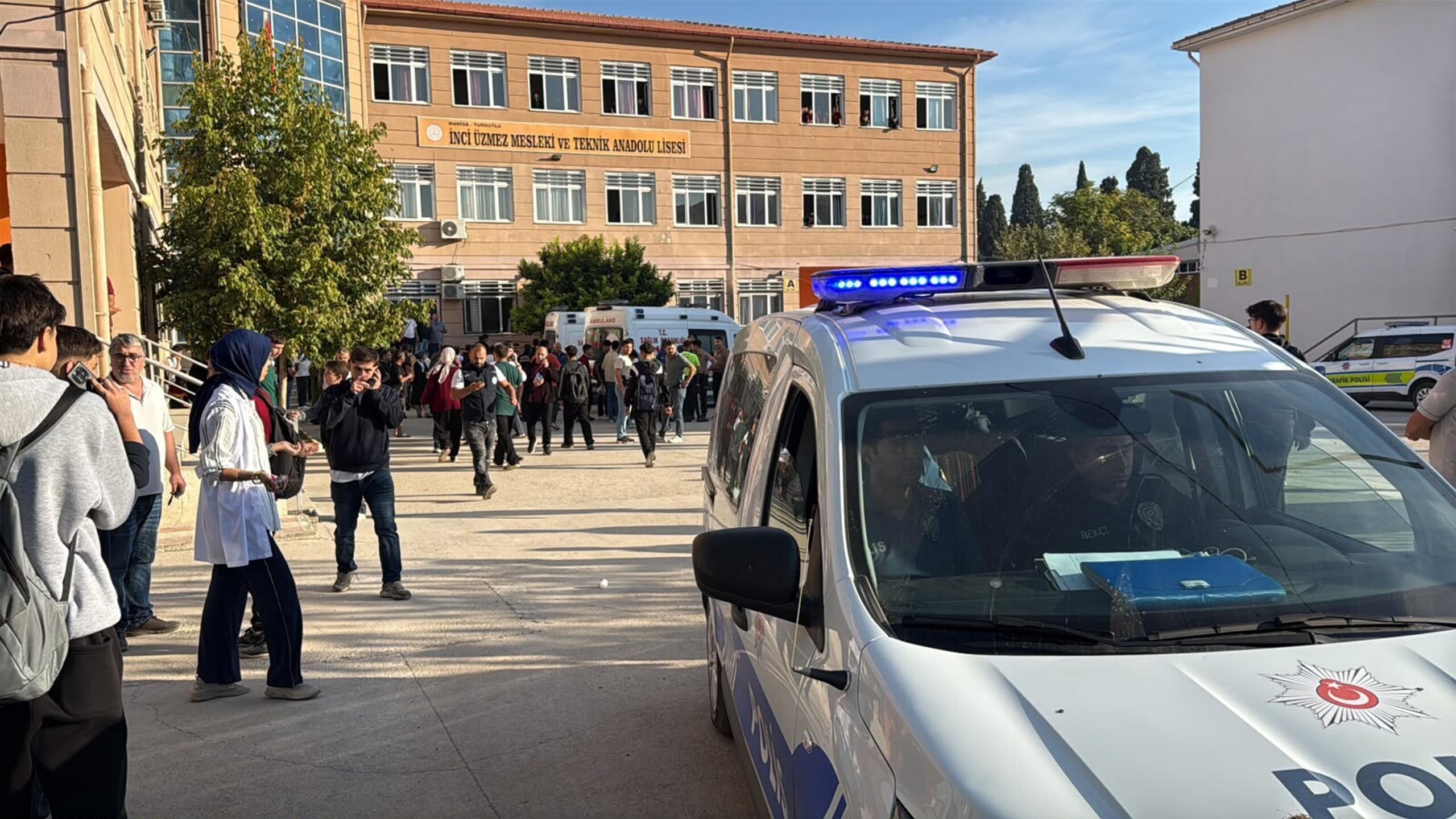 Manisa’da okul yakınında silahlı saldırı; 11 yaralı
