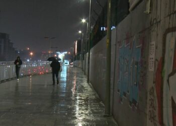 İstanbul’da sağanak hayatı zorlaştırdı: Hazırlıksız yakalananlar çöp poşetlerine sarıldı
