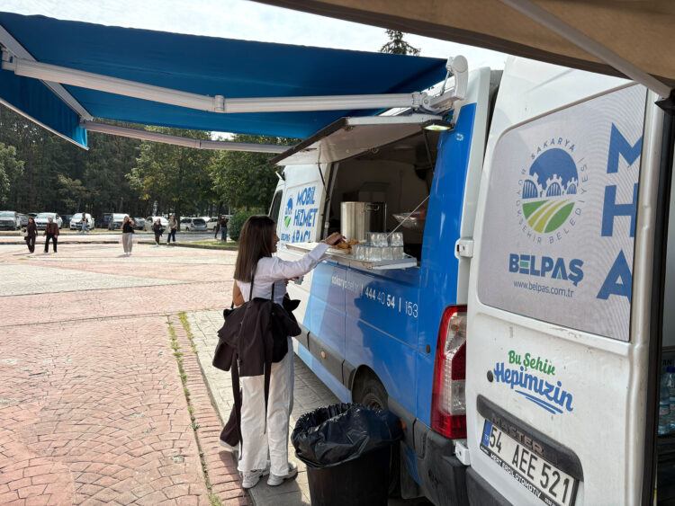 Sakarya Büyükşehir Belediyesi ekipleri, üniversitelileri kampüste karşıladı