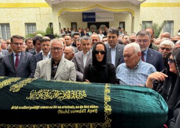 Eski İzmir Büyükşehir Belediye Başkanı Özfatura, toprağa verildi