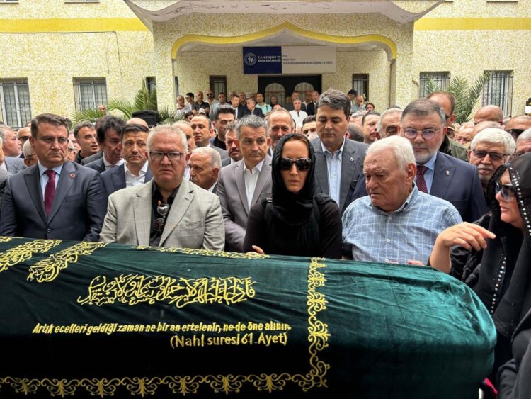 Eski İzmir Büyükşehir Belediye Başkanı Özfatura, toprağa verildi