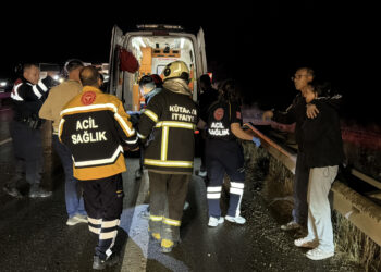 Kütahya’da bariyerleri aşan TIR karşı yöne geçip kaza yaptı: 1 yaralı