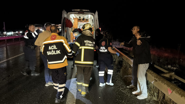 Kütahya’da bariyerleri aşan TIR karşı yöne geçip kaza yaptı: 1 yaralı