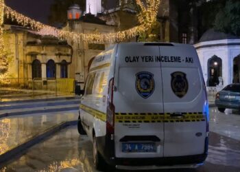 Eyüpsultan Camii’nde çıkan kavgada silahla havaya ateş açan şüpheli yakalandı