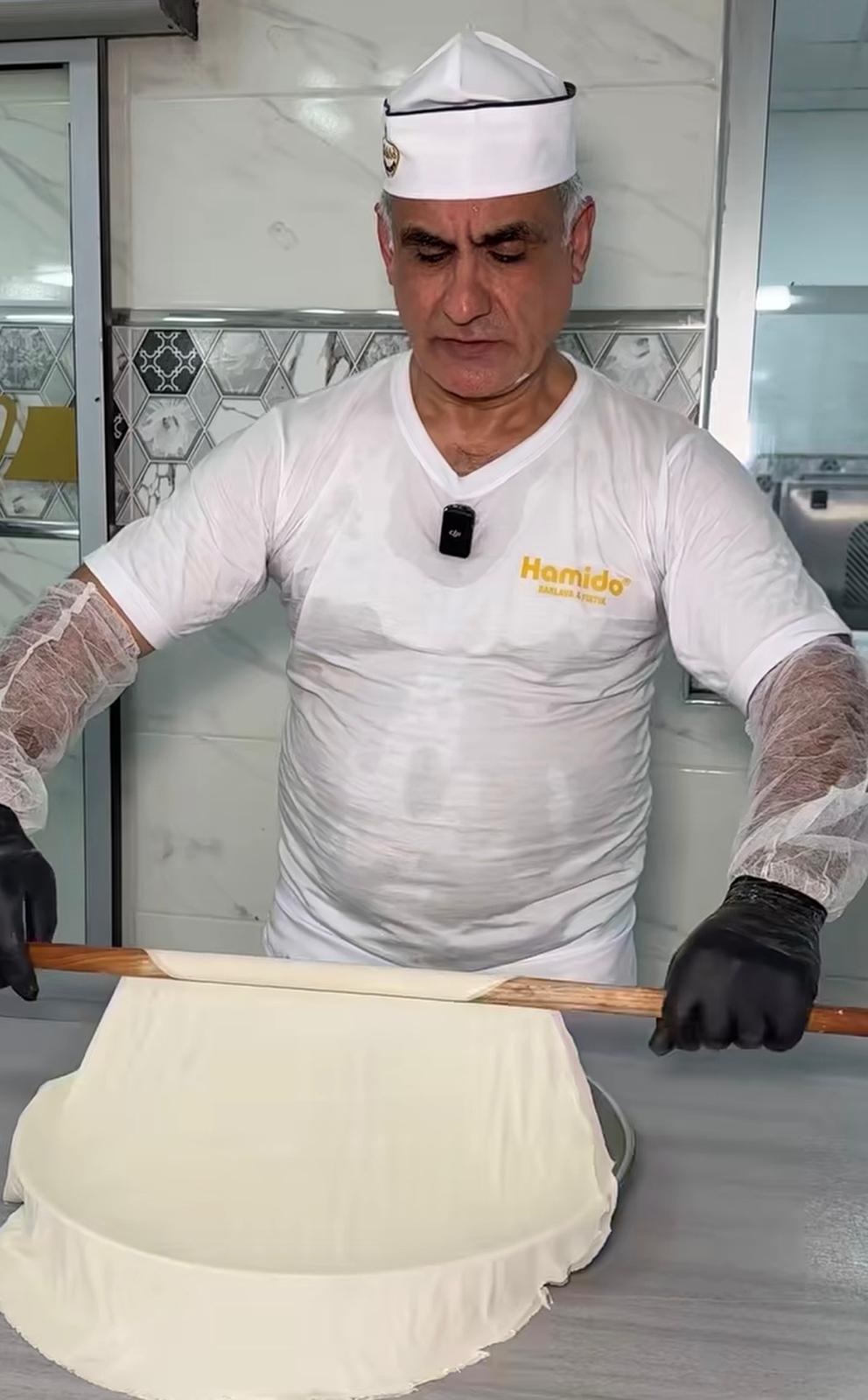 Eğitim için gittiği ABD'de baklava ustası oldu; SpaceX çalışanlarına Türk tatlısını yedirdi