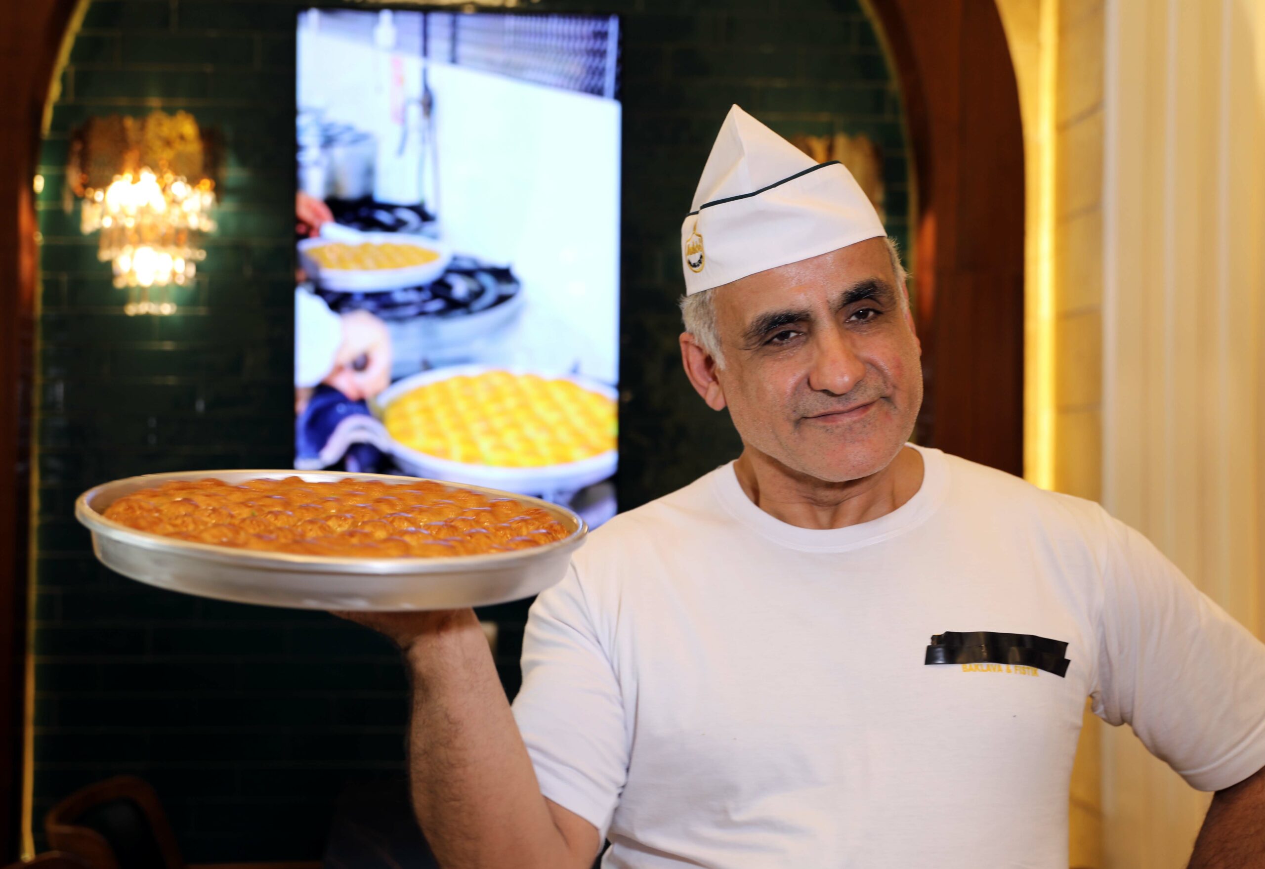 Eğitim için gittiği ABD'de baklava ustası oldu; SpaceX çalışanlarına Türk tatlısını yedirdi