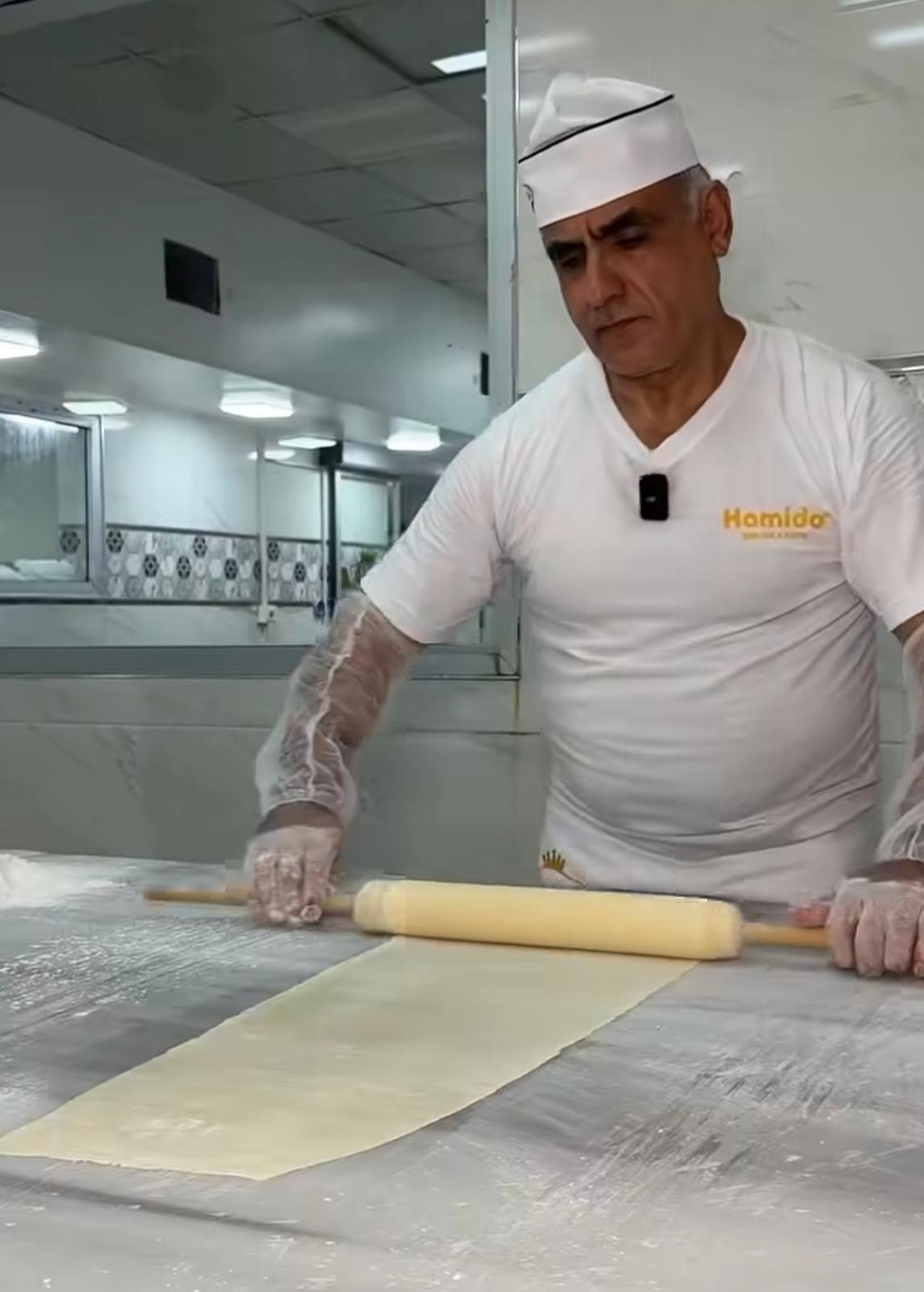 Eğitim için gittiği ABD'de baklava ustası oldu; SpaceX çalışanlarına Türk tatlısını yedirdi