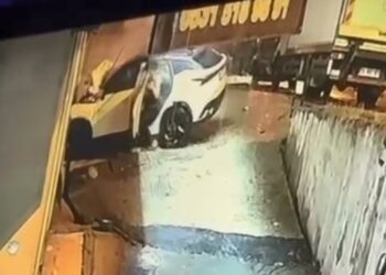 Beylikdüzü'nde otomobilin iş yeri duvarına çarptığı kaza kamerada: 1 ağır yaralı