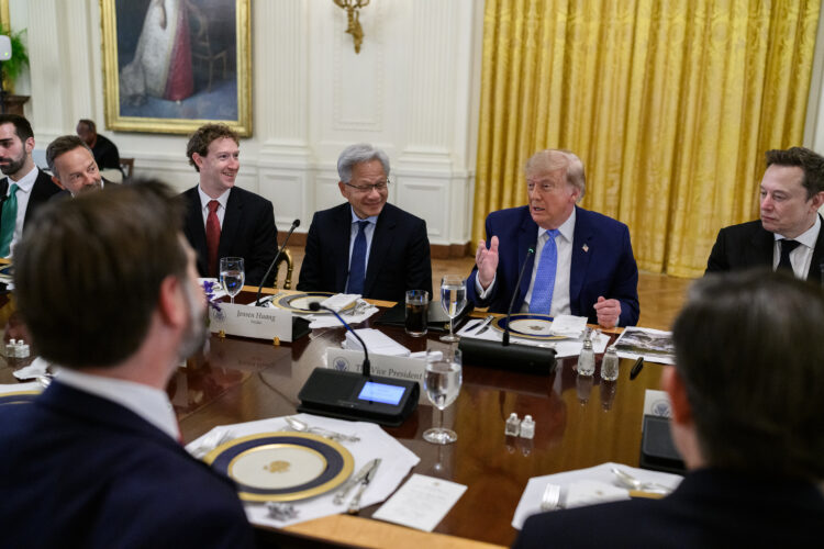Trump'tan 'yapay zeka' kararnamesi: Bütün kurumlarda 'süper zeka' terimi kullanılacak
