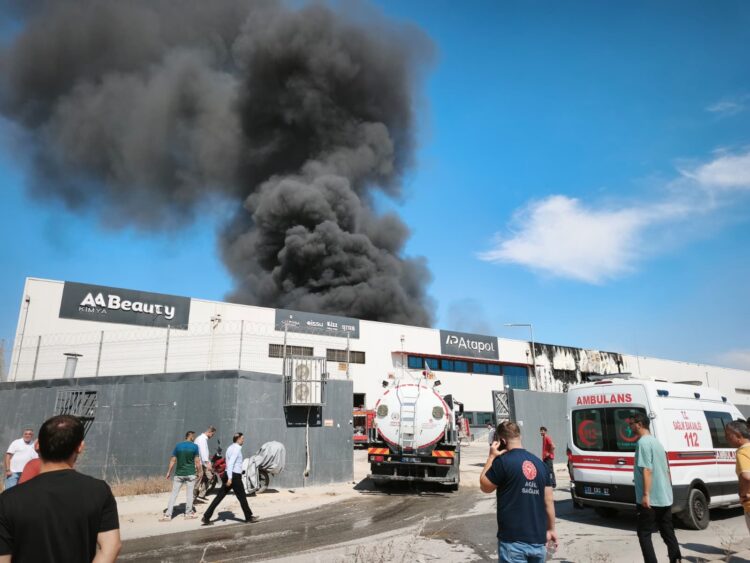 Mersin'de temizlik malzemesi üretim tesisinde yangın
