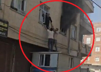 Diyarbakır'da alevlerle mücadele: Yangında mahsur kalan kadını konteynerin üzerine çıkarak kurtardılar