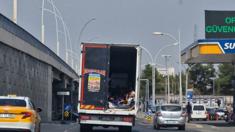 Diyarbakır'da nakliye aracının kasasında tehlikeli yolculuk: Hiçbir önlem almadan, kasada gittiler