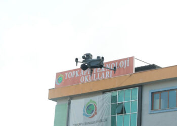 Esenyurt’ta okul önlerinde dron destekli denetim: Veli ve öğrencilere anonslar yapıldı