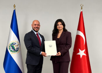 El Salvador, 23 yaşındaki Deveci’yi fahri konsolos olarak atadı