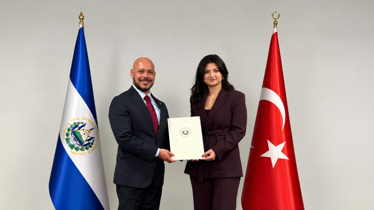 El Salvador, 23 yaşındaki Deveci’yi fahri konsolos olarak atadı