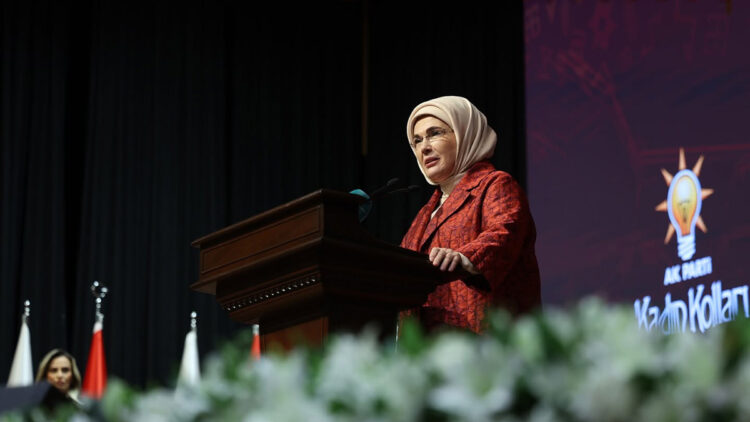 Emine Erdoğan'dan Avrupa Şampiyonu olan A Milli Kadın Voleybol Takımı'na tebrik