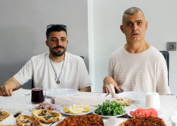 Yanlış iğneyle engelli kaldı, hayata küsmedi; annesinin lahmacunlarını Türkiye’ye tattırmak istiyor