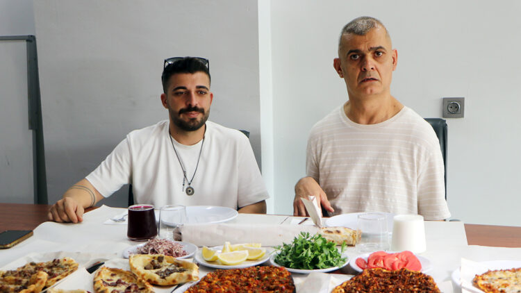 Yanlış iğneyle engelli kaldı, hayata küsmedi; annesinin lahmacunlarını Türkiye’ye tattırmak istiyor