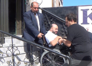 Engellilerin önündeki en büyük engel, dernek binasının merdivenleri