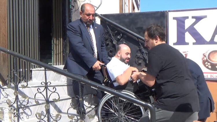 Engellilerin önündeki en büyük engel, dernek binasının merdivenleri