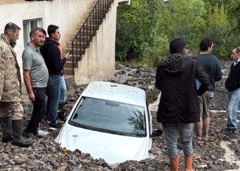 Erzurum'da sel hasara yol açtı, ulaşım aksadı