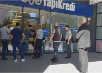 Husumetli iki kişi yolda karşılaştı: Bıçaklı kavga engellenemedi