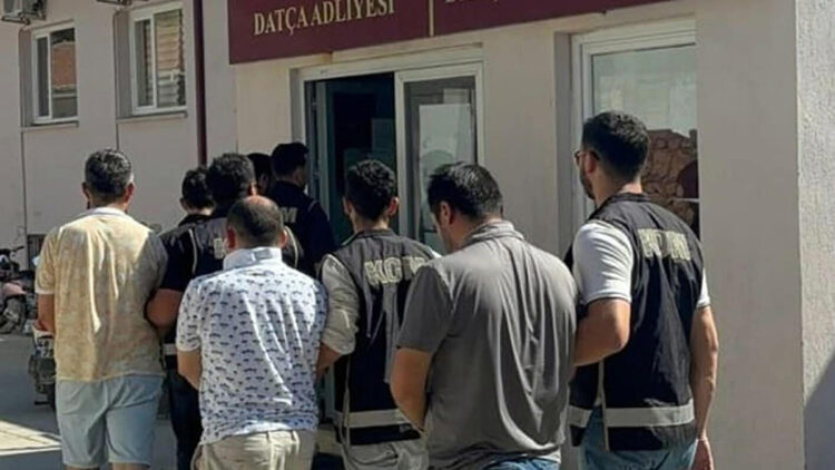 Yurt dışına kaçmaya çalışan FETÖ şüphelileri teknede yakalandı