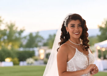 Otomobil istinat duvarına çarptı: Müzik öğretmeni Cansu öldü, kayınpederi ve bebeği yaralı
