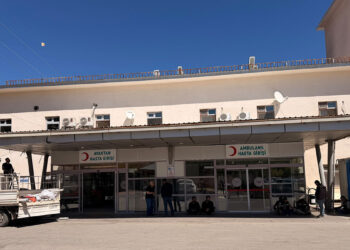 Yüksek gerilim hattında çalışma yaparken 12 metre yükseklikten düşüp ağır yaralandı
